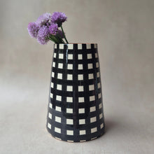 Load image into Gallery viewer, Vase Vulkan gross breit kariert schwarz