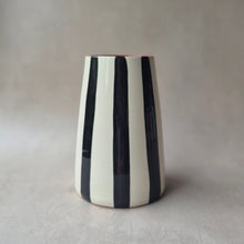 Load image into Gallery viewer, Vase Vulkan gross breit gestreift schwarz