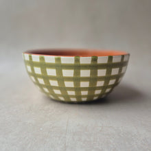 Load image into Gallery viewer, Salatschüssel medium breit kariert pistache