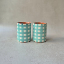 Load image into Gallery viewer, Kaffeebecher breit kariert tropical