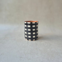 Load image into Gallery viewer, Kaffeebecher breit kariert schwarz