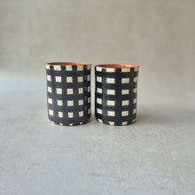 Load image into Gallery viewer, Kaffeebecher breit kariert schwarz