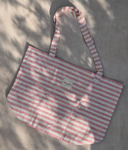 Load image into Gallery viewer, Grosse Tasche aus bedrucktem Leinen stripes rose