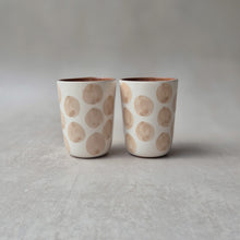 Load image into Gallery viewer, Espressobecher Punkte beige