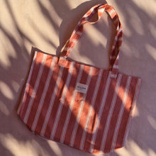 Load image into Gallery viewer, Grosse Tasche aus bedrucktem Leinen stripes terracotta