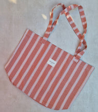 Load image into Gallery viewer, Grosse Tasche aus bedrucktem Leinen stripes terracotta