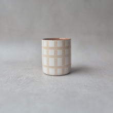 Load image into Gallery viewer, Kaffeebecher breit kariert beige