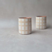 Load image into Gallery viewer, Kaffeebecher breit kariert beige