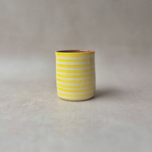 Load image into Gallery viewer, Kaffeebecher geringelt zitrone