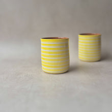 Load image into Gallery viewer, Kaffeebecher geringelt zitrone