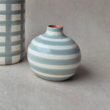 Load image into Gallery viewer, Kleine runde Vase geringelt eukalyptus