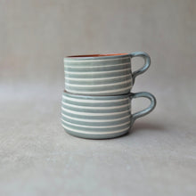 Load image into Gallery viewer, Tasse breit geringelt eukalyptus