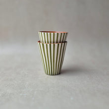 Load image into Gallery viewer, Latte-Becher gestreift pistache