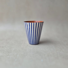 Load image into Gallery viewer, Latte-Becher gestreift marineblau