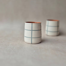 Load image into Gallery viewer, Kaffeebecher kariert eukalyptus