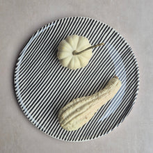 Load image into Gallery viewer, Servierteller Lines schwarz