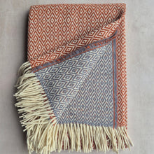 Lade das Bild in den Galerie-Viewer, Handgewebte Wolldecke Diamante Biface terracotta grau
