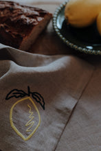 Load image into Gallery viewer, Handbestickte Leinen-Serviette Limão