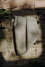 Load image into Gallery viewer, Handbestickte Leinen-Serviette Concha