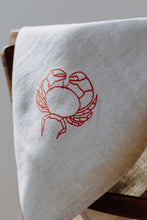 Charger l'image dans la galerie, Handbestickte Leinen-Serviette Caranguejo