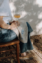 Lade das Bild in den Galerie-Viewer, Handbestickte Leinen-Serviette Vinho