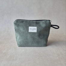Lade das Bild in den Galerie-Viewer, Necessaire klein aus softem Cord waldgrün