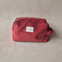 Lade das Bild in den Galerie-Viewer, Necessaire aus softem Samt wine