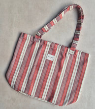 Lade das Bild in den Galerie-Viewer, Grosse Tasche aus Jacquardstoff stripes berry