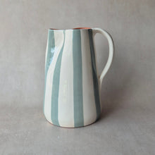 Load image into Gallery viewer, Maxi-Krug 1.5 l breit gestreift eukalyptus