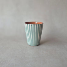 Load image into Gallery viewer, Latte-Becher gestreift eukalyptus
