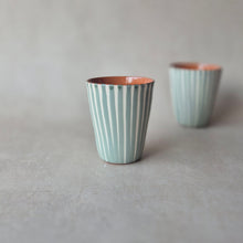 Load image into Gallery viewer, Latte-Becher gestreift eukalyptus