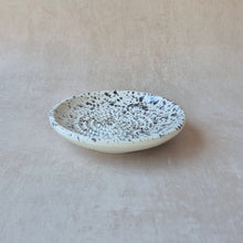 Load image into Gallery viewer, Kleiner Reibeteller Black Mess (mit Pinsel)