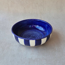 Load image into Gallery viewer, Mittelgrosse Schale mit Reibe Azul (mit Pinsel)