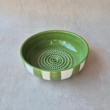Load image into Gallery viewer, Mittelgrosse Schale mit Reibe Verde (mit Pinsel)
