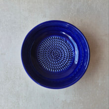 Load image into Gallery viewer, Mittelgrosse Schale mit Reibe Azul (mit Pinsel)