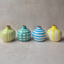 Lade das Bild in den Galerie-Viewer, Kleine runde Vase geringelt hellblau
