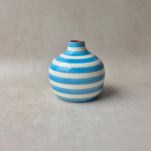 Lade das Bild in den Galerie-Viewer, Kleine runde Vase geringelt hellblau