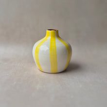 Lade das Bild in den Galerie-Viewer, Kleine runde Vase breit gestreift zitrone