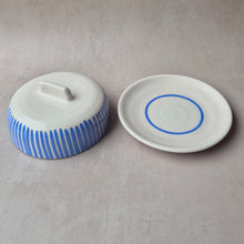 Load image into Gallery viewer, Butterdose gestreift blau