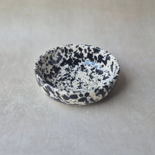 Charger l'image dans la galerie, Mittelgrosse Schale mit Reibe Black Mess (mit Pinsel)