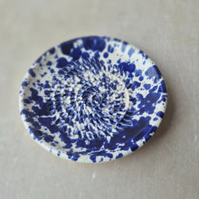 Charger l'image dans la galerie, Kleiner Reibeteller Blue Mess (mit Pinsel)