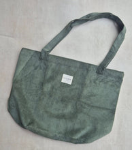 Lade das Bild in den Galerie-Viewer, Grosse Tasche aus softem Cord waldgrün