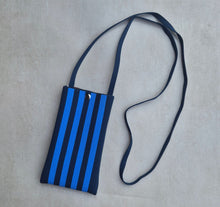 Lade das Bild in den Galerie-Viewer, Riviera Phone Bag hellblau dunkelblau
