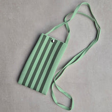 Lade das Bild in den Galerie-Viewer, Riviera Phone Bag matcha
