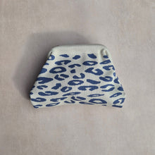 Charger l'image dans la galerie, Riviera Clutch offwhite marineblau leopard