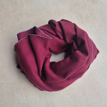 Load image into Gallery viewer, Schal "Hug me in slow motion" burgundy