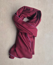 Load image into Gallery viewer, Schal "Hug me in slow motion" burgundy