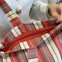 Lade das Bild in den Galerie-Viewer, Grosse Tasche aus Jacquardstoff stripes berry