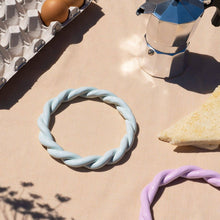 Lade das Bild in den Galerie-Viewer, Geflochtener Keramikuntersetzer Sicilia light blue
