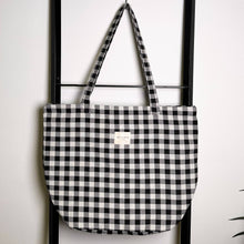 Load image into Gallery viewer, Grosse Tasche aus bedrucktem Leinen check schwarz